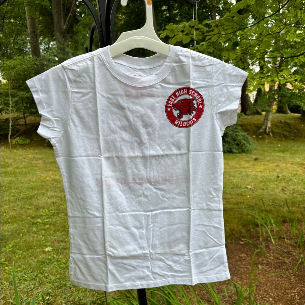 2009 High School Musical Graduating Class High School Musical Tee - size M - NEW